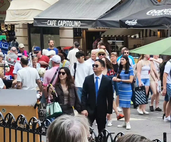 網友偶遇！劉強東章澤天馬耳他街頭甜蜜牽手_1_熱娛趣聞鋪_來自小紅書網頁版.jpg